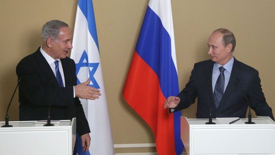 Le président russe Vladimir Poutine (d) et le Premier ministre israélien Benjamin Netanyahu, le 14 mai 2013 à Sotchi