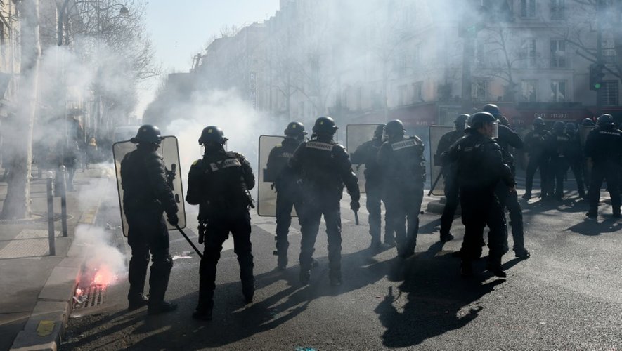Des CRS stoppent l'avancée des lycéens qui manifestent contre le projet de loi travail le 17 mars 2016 près de la place de la Nation à Paris