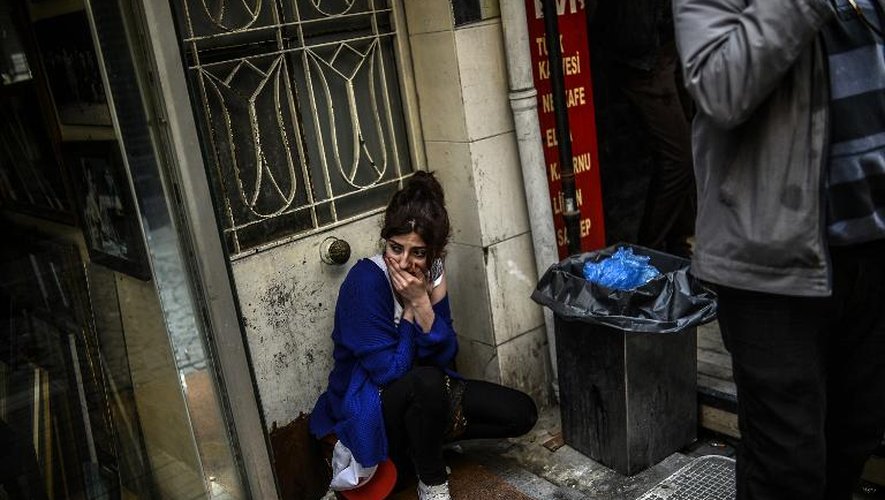 Une femme est effrayée a la vue des agissements de la police turque pour réprimer la manifestation du 1er mai 2015 à Istanbul