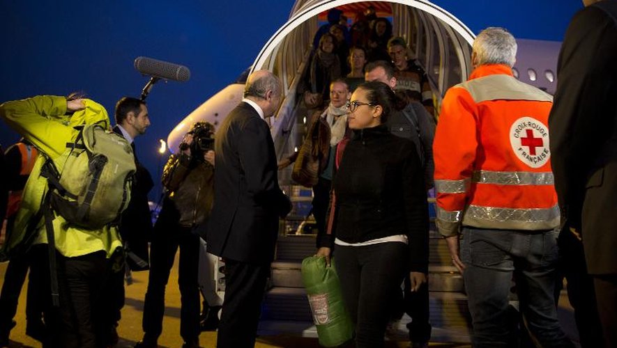 Des Français de retour du Népal, accueillis par Laurent Fabius le 30 avril 2015 à l'aéroport Charles de Gaulle à Roissy-en-France