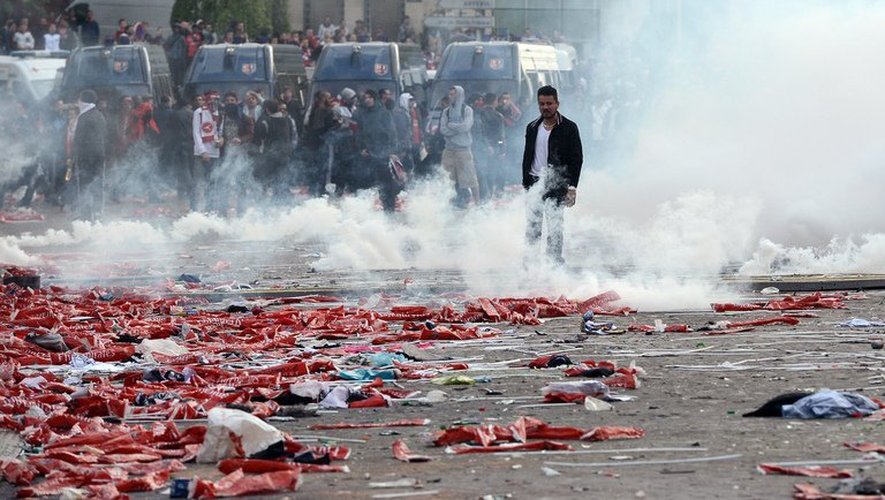 Des supporters du Paris-Saint-Germain se battent avec la police, le 13 mai 2013 à paris