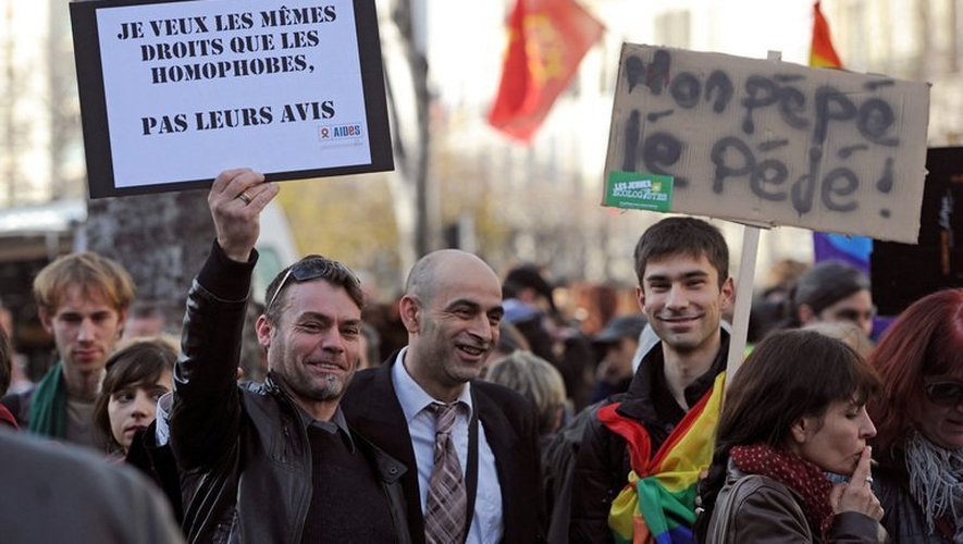 Des personnes manifestent en faveur du mariage pour les couples du même sexe, le 15 décembre 2012 à Marseille