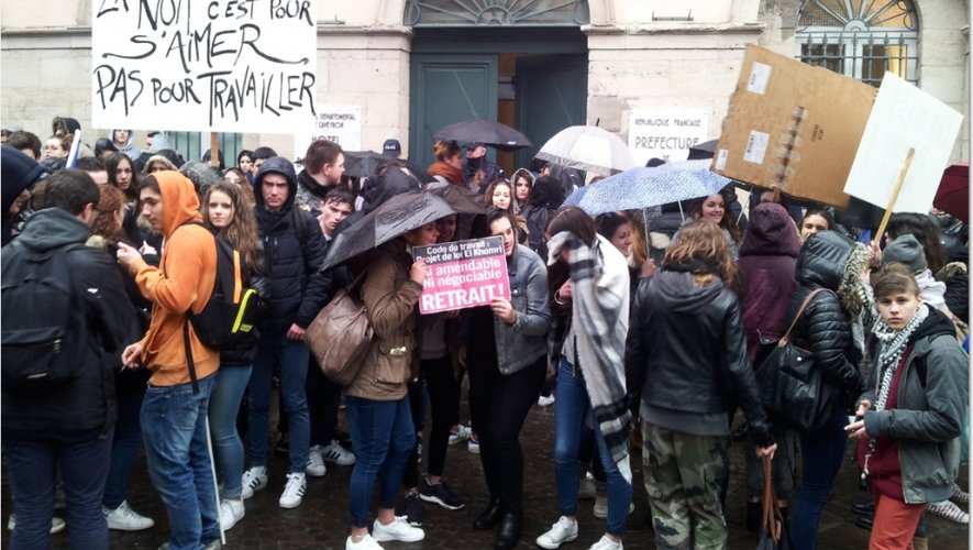 A Rodez, les lycéens manifestent devant la Préfecture.