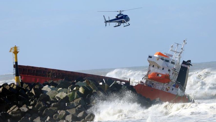 Un cargo espagnol échoué dans une digue le 5 février 2014 à Anglet
