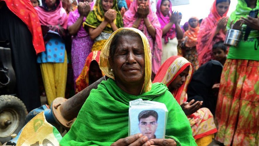 Une femme pleure un proche disparu dans l'effondrement d'un immeuble de l'industrie du textile, à Savar près de Dacca, lors d'une manifestation le 14 mai 2013
