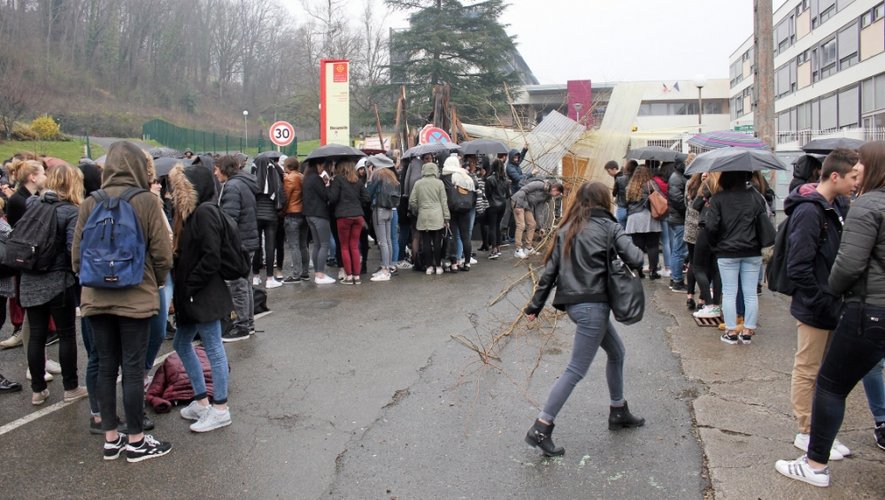 A Decazeville, les élèves bloquent le lycée La Découverte depuis ce matin.