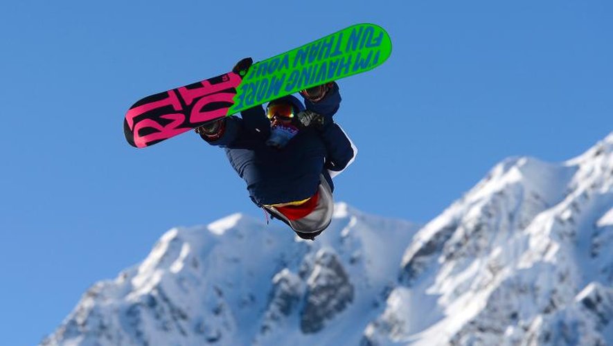 Le sportif britannique Billy Morgan pendant les qualifications de l'épreuve de slopestyle hommes du surf des neiges, à Sotchi le 6 février 2014