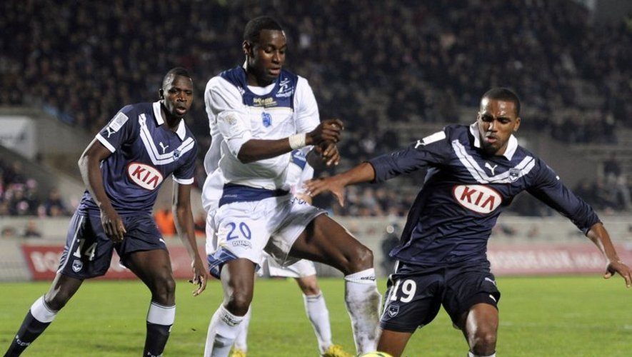 Le Bordelais Nicolas Maurice-Belay (d.) à la lutte avec le Troyen Granddi Ngoyi en Ligue 1, le 22 décembre 2012 à Bordeaux