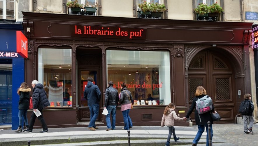 Des passants devant la nouvelle librairie des Presses universitaires de France à Paris le 16 mars 2016