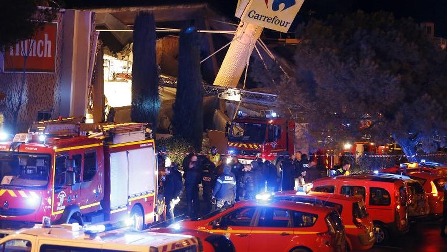 Policiers et pompiers à l'entrée du Carrefour où un immense toit s'est effondré le 5 février 2014 à Nice
