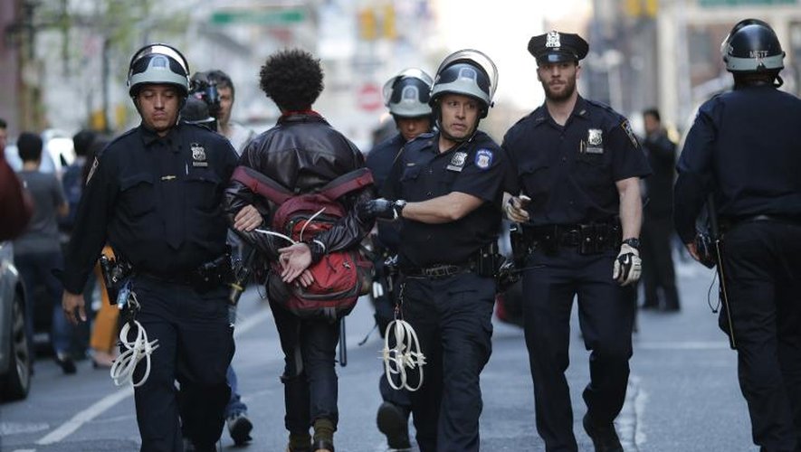 Un homme est arrêté par la police à New York le 29 avril 2015, lors d'une manifestation en soutien aux manifestants de Baltimore