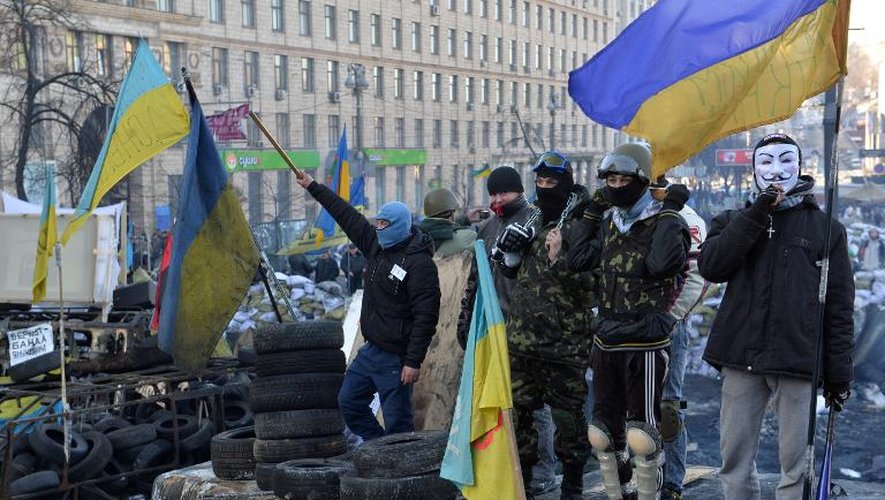 Des manifestants anti-gouvernement sur une barricade, le 5 février 2014 à Kiev
