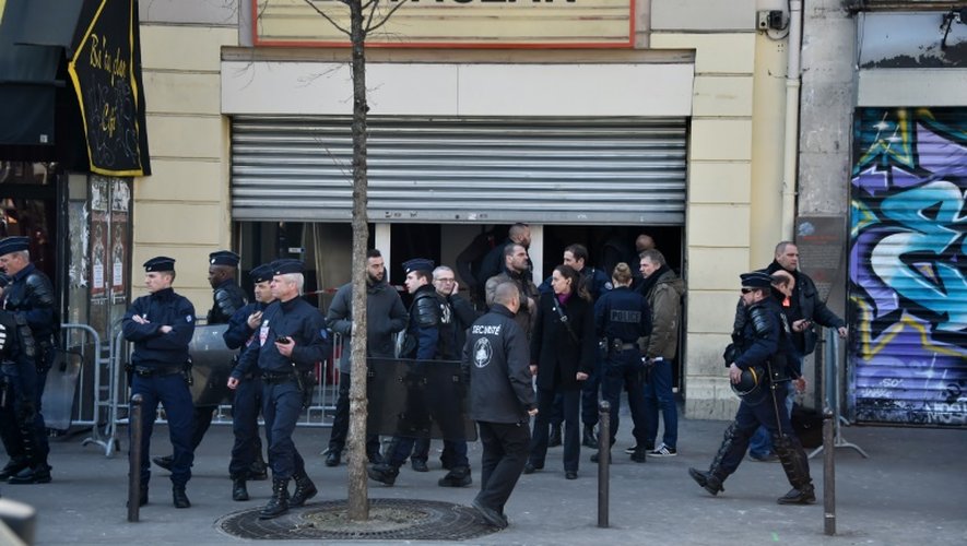 Des officiers de police devant la salle de spectacles du Bataclan à Paris le 17 mars 2016 alors qu'une commission d'enquête parlementaire visite les lieux