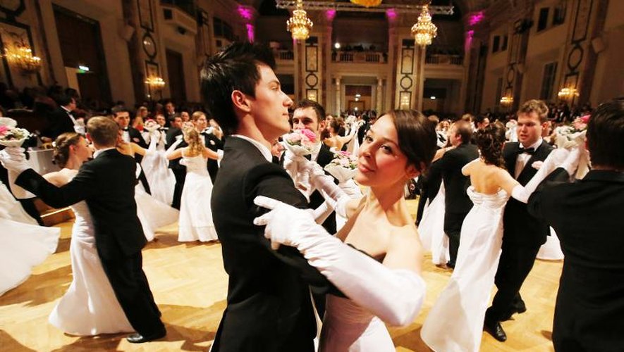 Des jeunes couples dansent à l'ouverture du Bal des confiseurs au palais Hofburg de Vienne le 16 janvier 2014