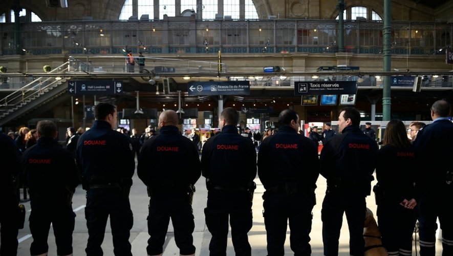 Les douanes françaises dévoilent leurs résultats annuels à la Gare du Nord à Paris le 17 mars 2016