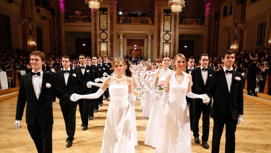 Des jeunes couples ouvrent le Bal des confiseurs au palais Hofburg de Vienne le 16 janvier 2014