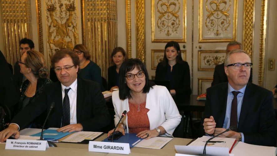 La ministre de la fonction publique Annick Girardin (c), Thierry Le Goff (d) et François Romaneix rencontrent les organisations syndicales à Paris le 17 mars 2016