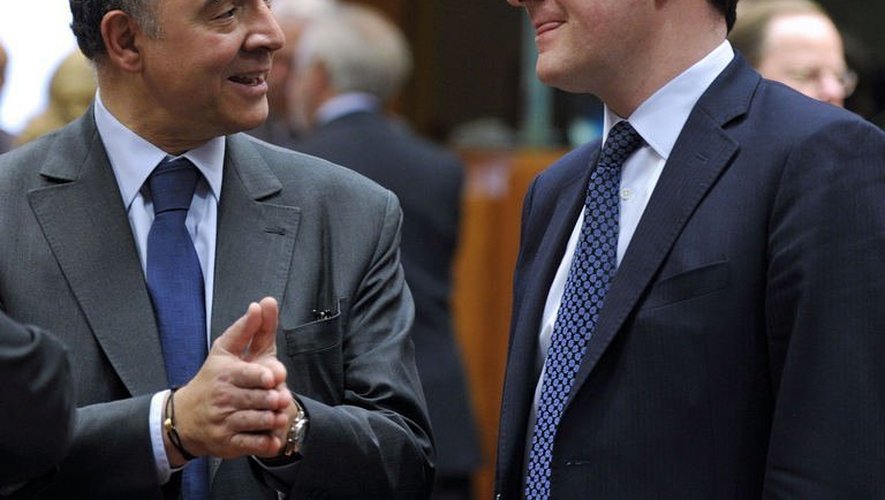 Pierre Moscovici (g) et son homologue britannique George Osborne en discussions le 14 mai 2013 à Bruxelles