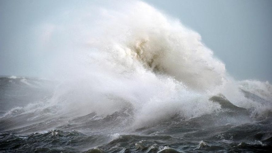 Une vague à Ploemeur, en Bretagne, dans la tempête, le 5 février 2014