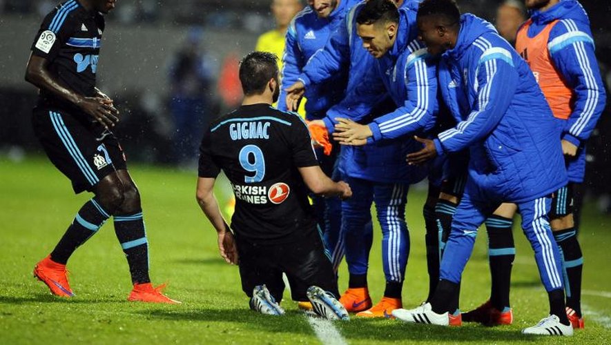 L'attaquant de l'OM André-Pierre Gignac, double buteur face à Metz, félicité par ses coéquipiers, le 1er mai 2015 au stade Saint-Symphorien