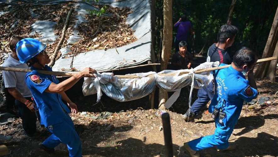 Découverte d'une fosse commune dans un camp de fortune le 1er mai 2015 à à quelques centaines de mètres de la frontière malaisienne, dans la province de Songkhla en Thaïlande