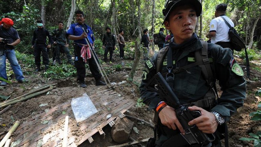 Des soldats le 2 mai 2015 devant une fosse commune découverte près de la frontière malaisienne, dans la province de Songkhla en Thaïlande