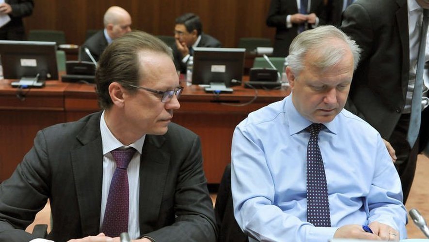Le commissaire européen chargé de la Fiscalité, Algirdas Semeta (G) et le commissaire européen aux Affaires économiques, Olli Rehn, le 14 mai 2013