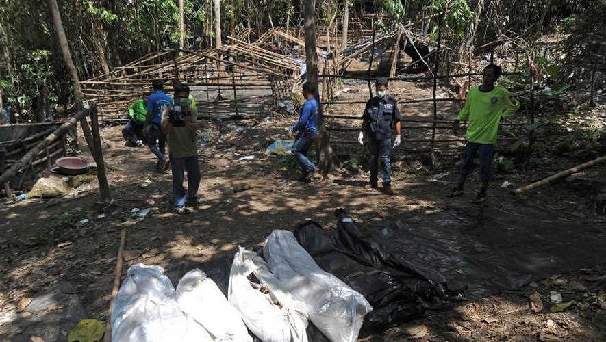 Des corps exhumés d'une fosse commune, alignés le 2 mai 2015près de la frontière malaisienne, dans la province de Songkhla en Thaïlande