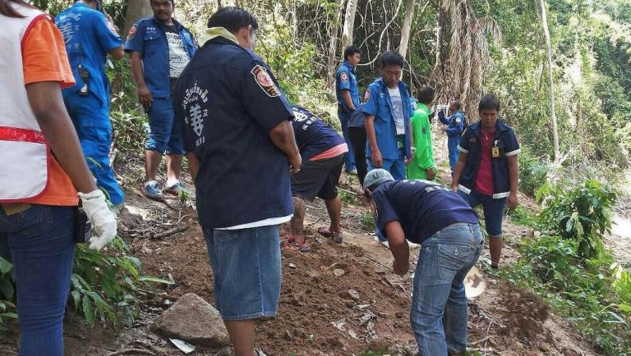 Découverte d'une fosse commune dans un camp de fortune le 1er mai 2015 à à quelques centaines de mètres de la frontière malaisienne, dans la province de Songkhla en Thaïlande