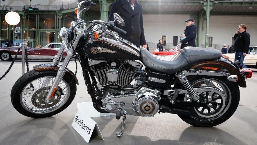 La moto Harley Davidson offerte au pape pour le 110e anniversaire de la marque, présentée le 5 février 2014 à Paris pour une vente aux enchères