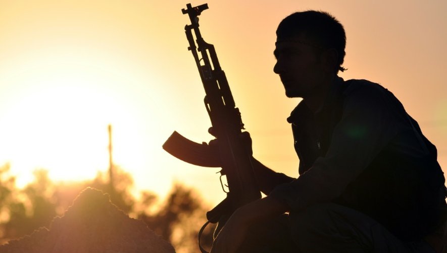 Un combattant kurde des Unités de protection du peuple (YPG), dans la ville d'Ain Issi, en Syrie, le 10 juillet 20115
