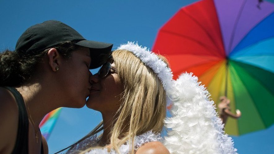 Deux femmes s'embrassent lors d'une gay pride, le 18 novembre 2012 à Rio de Janeiro