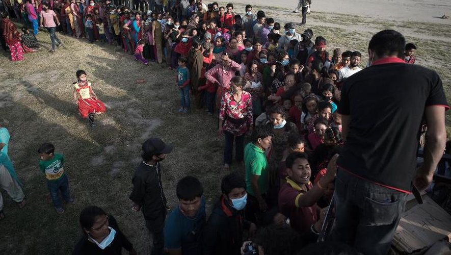 Des Népalais en attente de distribution de nourriture le 1er mai 2015 à Katmandou