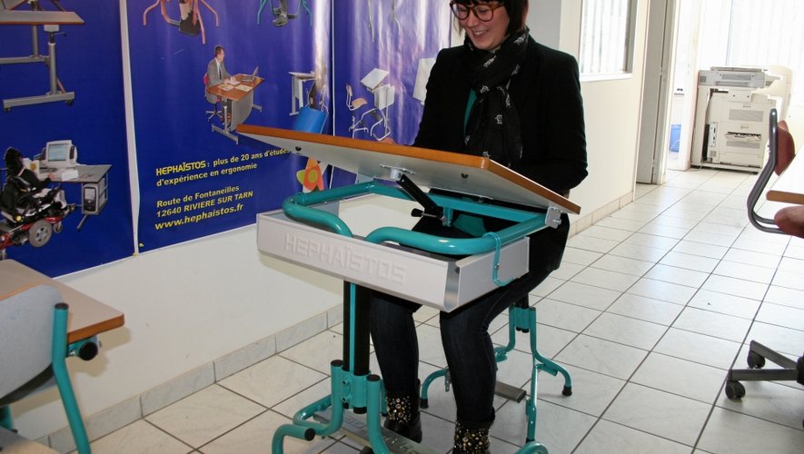 La commerciale Coline Roussel écume les municipalités de France pour proposer un mobilier scolaire adapté à la morphologie des enfants.