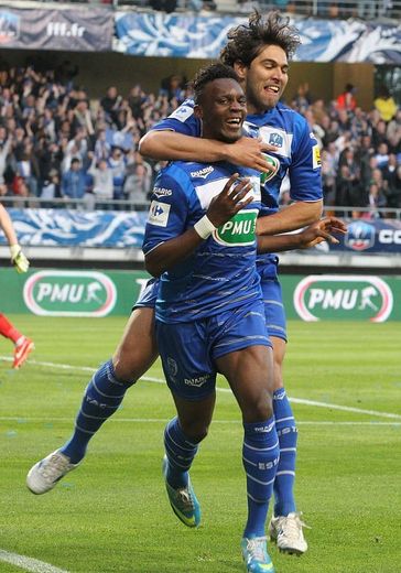 Le milieu troyen Marcos (d.) and son équipier l'attaquant Jean-Christophe Bahebeck (g.) montrent leur joie après que le second ait ouvert le score lors de la demi-finale de Coupe de France entre Troyes et Bordeaux au stade de l'Aube, le 14 mai 2013.