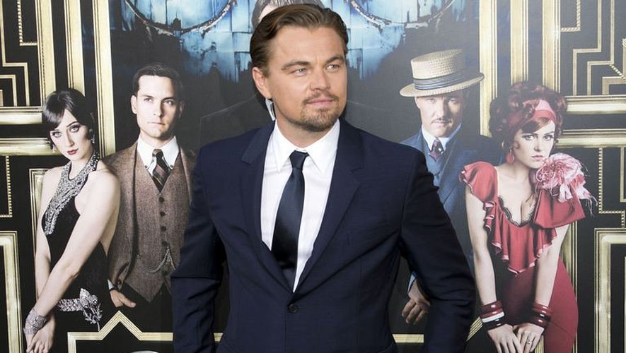L'acteur américain Leonardo DiCaprio devant une affiche du film "Gatsby le magnifique" le 1er mai 2013 à New York