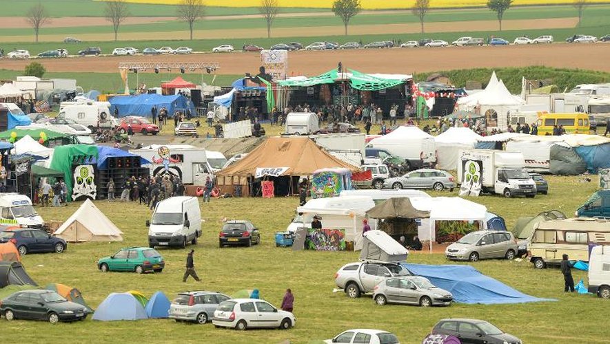 Des tentes dressées près du Teknival, festival de musique techno, le 1er mai 2015 près de Cambrai