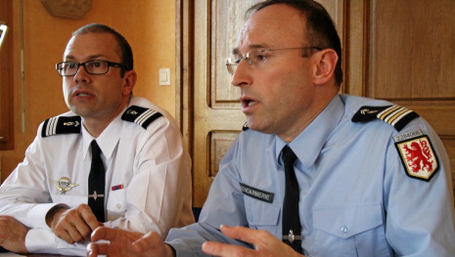 Le lieutenant-colonel Frédéric Le Meur (à d.) et le capitaine Christophe Villar,
commandant d’escadron de sécurité routière.