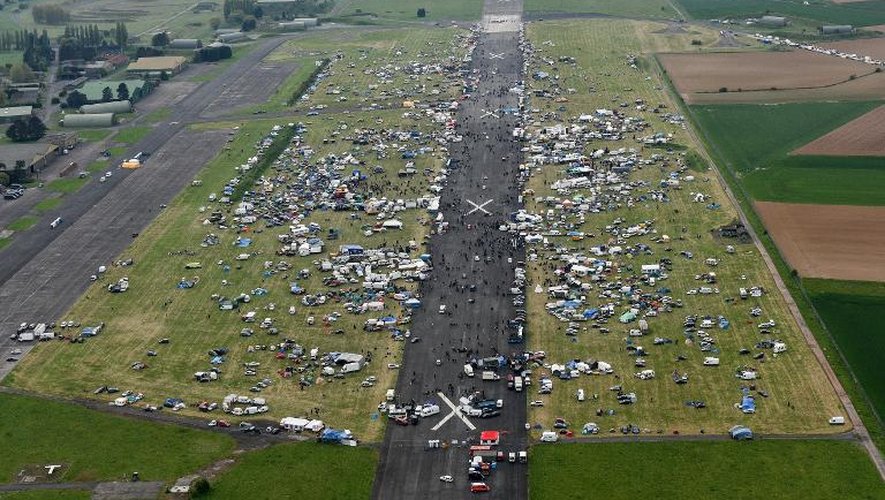 Vue aérienne du Teknival, festival de musique techno, le 1er mai 2015 près de Cambrai