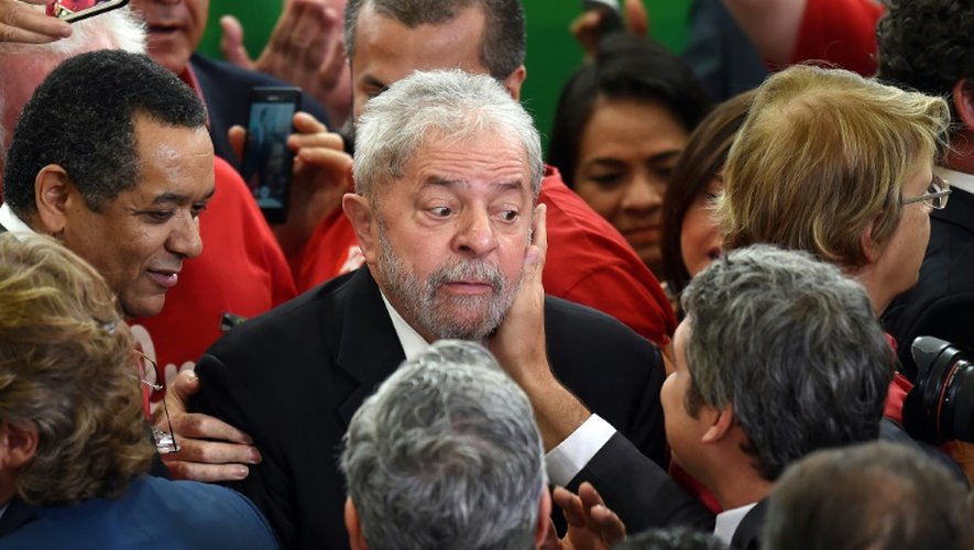 L'ancien président brésilien Lula félicité par des partisans après son intronisation en tant que chef de cabinet à Brasilia, le 17 mars 2016