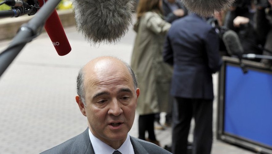 Le ministre de l'Economie Pierre Moscovici parle à des journalistes, le 13 mai 2013 à Bruxelles, où se tient une réunion des membres de la zone euro
