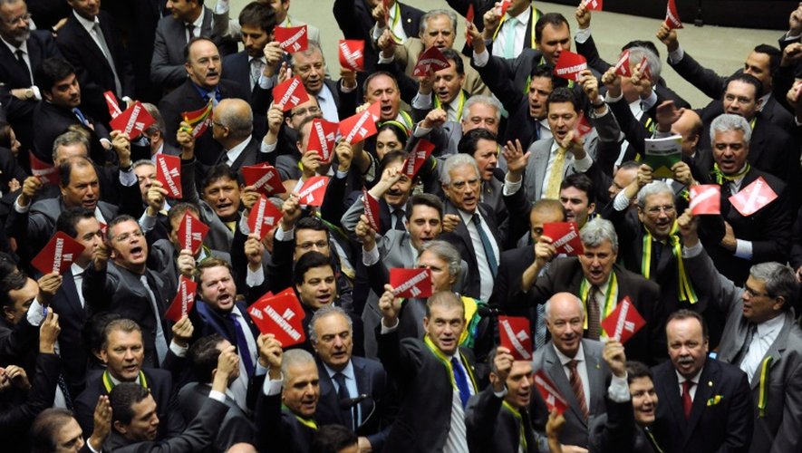 Des députés brésiliens réclament la destitution de la présidente Dilma Rousseff, au Parlement à Brasilia, le 17 mars 2016