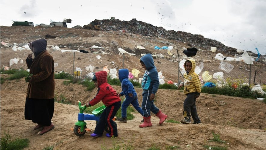 Des enfants de bédouins arabes israéliens jouent au pied de la décharge de Dudaim dans le sud d'Israël le 7 février 2016