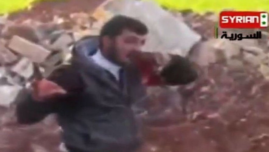 Capture d'écran réalisée le 15 mai 2013 d'une vidéo postée sur YouTube qui montre un présumé rebelle syrien faisant mine de manger le coeur d'un soldat à Homs