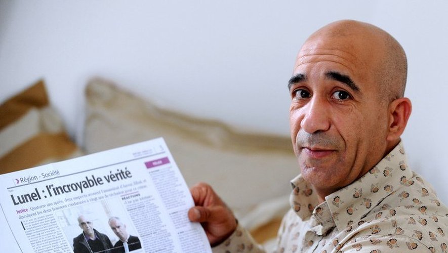 Abderrahim el-Jabri montre un article de presse concernant son procès, le 26 juin 2012 à Ostricourt, dans le Nord.