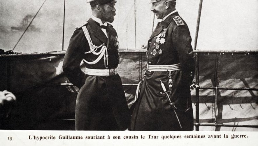 Photo d'une carte éditée par l'Historial de Péronne montrant l'empereur allemand Guilllaume II (D) souriant à  son cousin, le tsar Nicolas II, quelques semaines avant le déclenchement de la Première guerre mondiale