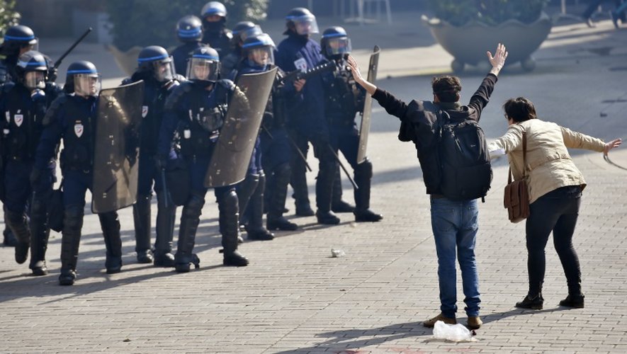 Face à face entre policiers et manifestants à Nantes, le 17 mars 2016