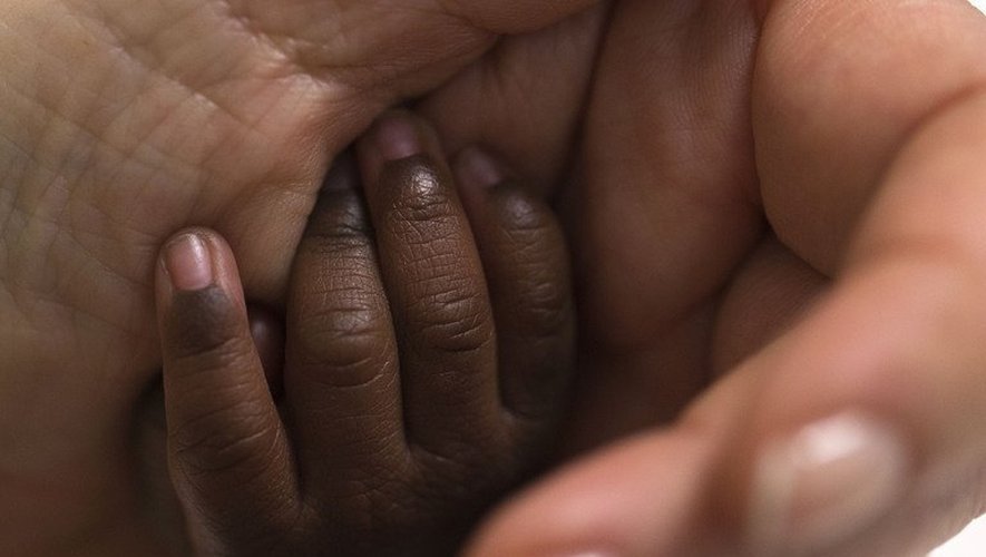 Une femme tient la main d'un bébé