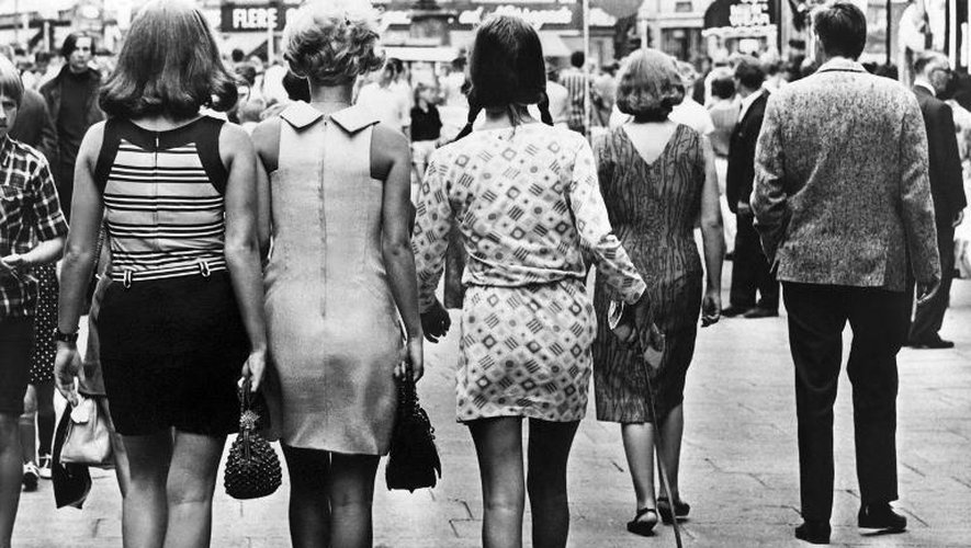 Des jeunes femmes en mini-jupes à Copenhague, le 15 août 1968