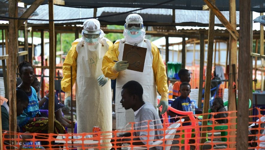 Des médecins de MSF dans une unité de soins pour les malades de Ebola à Kailahun, le 15 aout 2014 en Sierra Leone